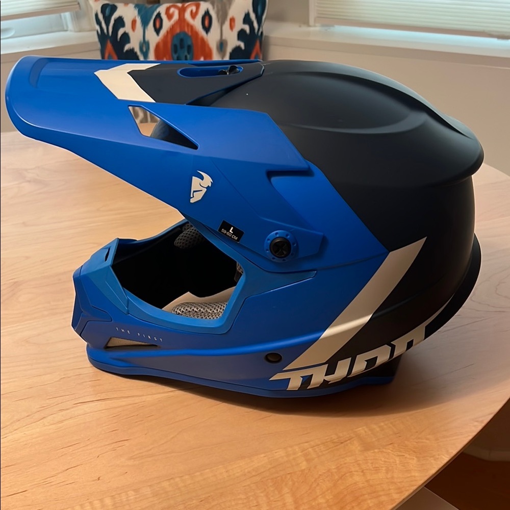 Blue and Black Thor Full-Face Motorcycle Dirt Bike Helmet Large
